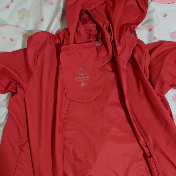 SOLD NWT Red Uniqlo Women's UV Pocketable Parka - Picture 2 of 4